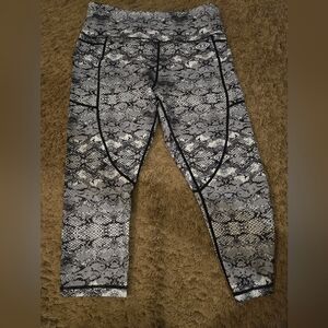ZYIA Black and White Snowleopard Pattern Leggings